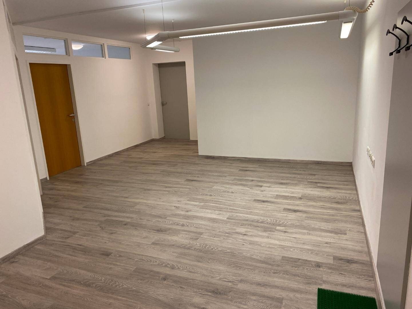 JETZT MIETEN! Neu saniertes 3-Raum-Büro in top Lage! 78 m²  -  Ideal auch als Praxis mit Anmeldung u. Wartebereich!