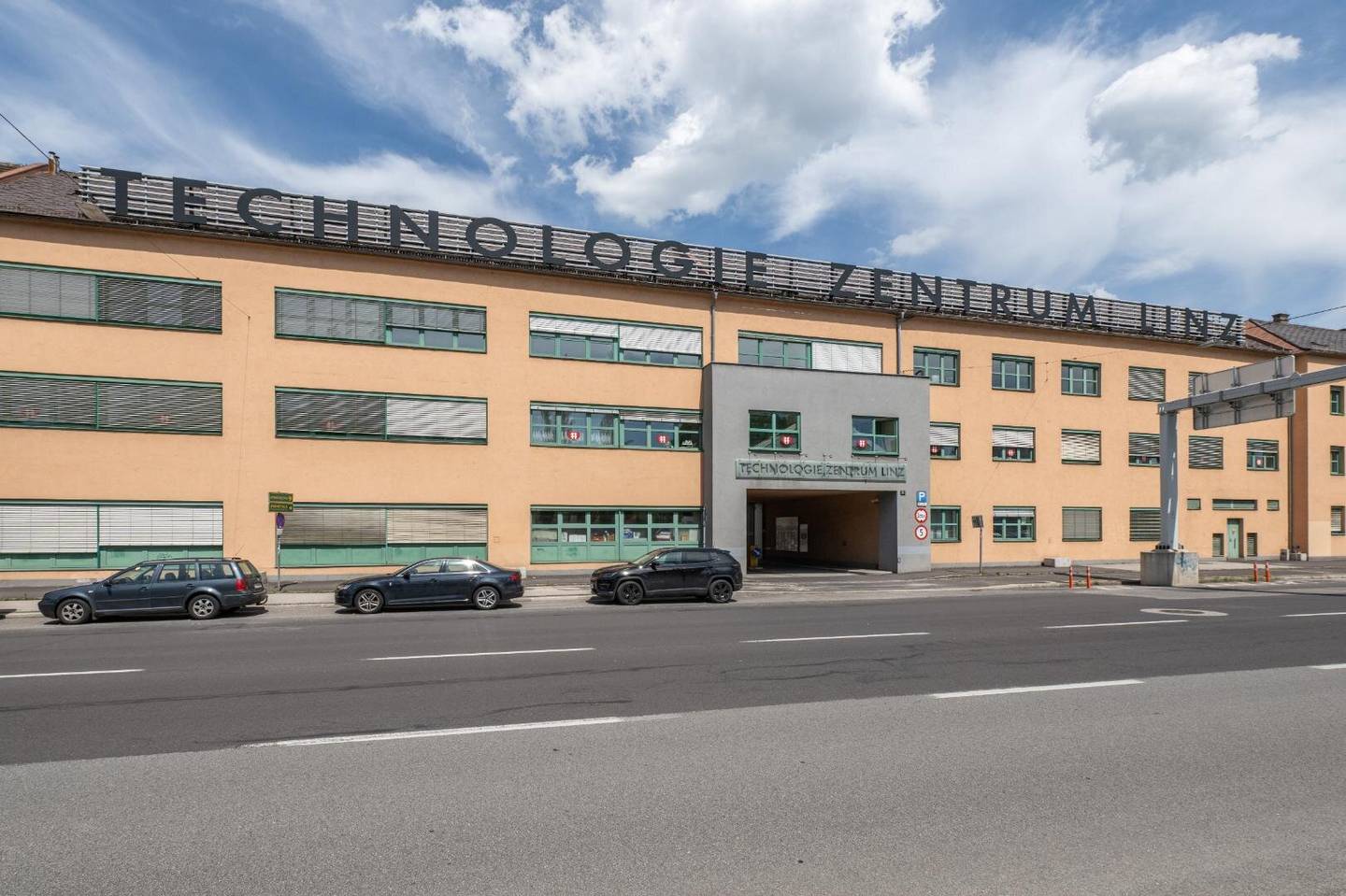 JETZT MIETEN! Neu saniertes 3-Raum-Büro in top Lage! 78 m²  -  Ideal auch als Praxis mit Anmeldung u. Wartebereich!