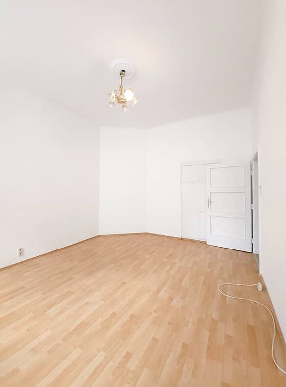 CHARMANTE ALTBAUWOHNUNG - 2 ZIMMER AUF 61 m² NAHE U1
