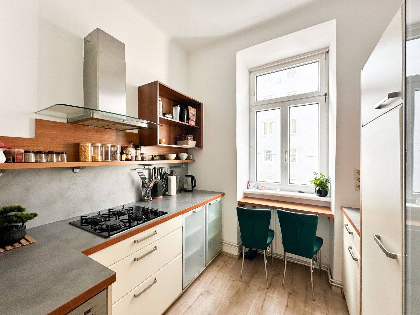 CHARMANTE ALTBAUWOHNUNG - 2 ZIMMER AUF 61 m² NAHE U1