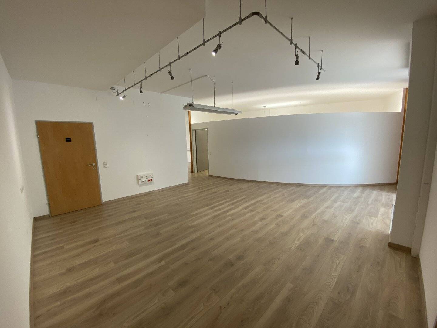 Sonnig, freundliches 6 Zimmer-Büro! Erstbezug nach Sanierung!