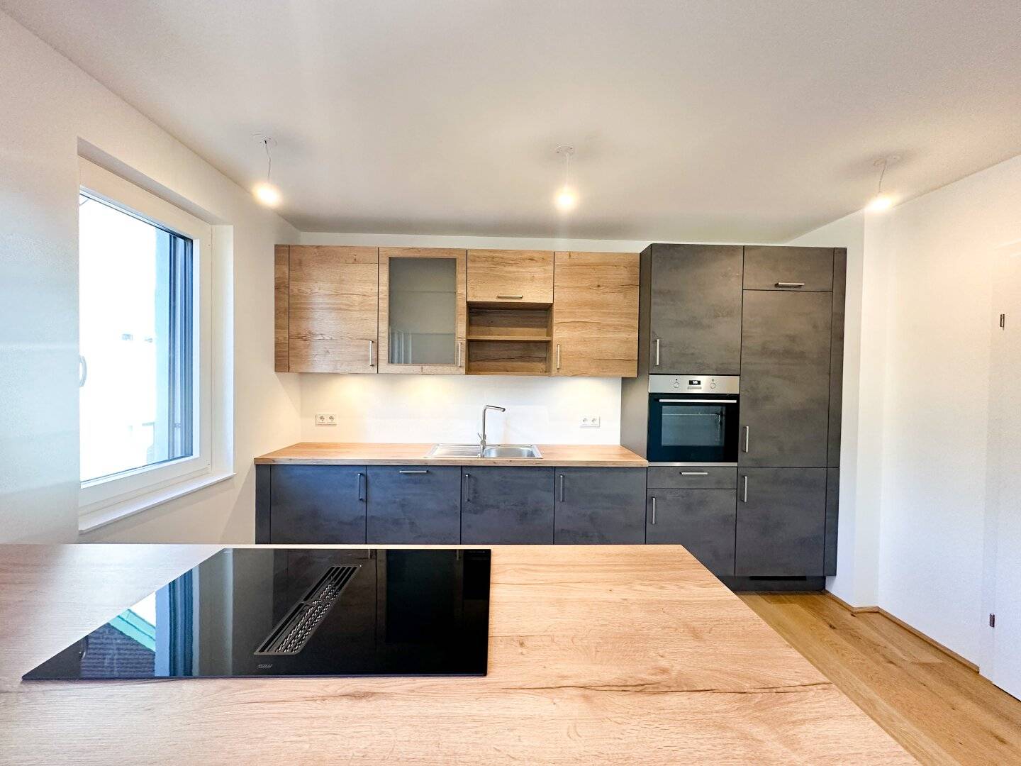 Nur 130 Meter zur U1! Charmante 2-Zimmer-Wohnung mit Balkon und Grünblick