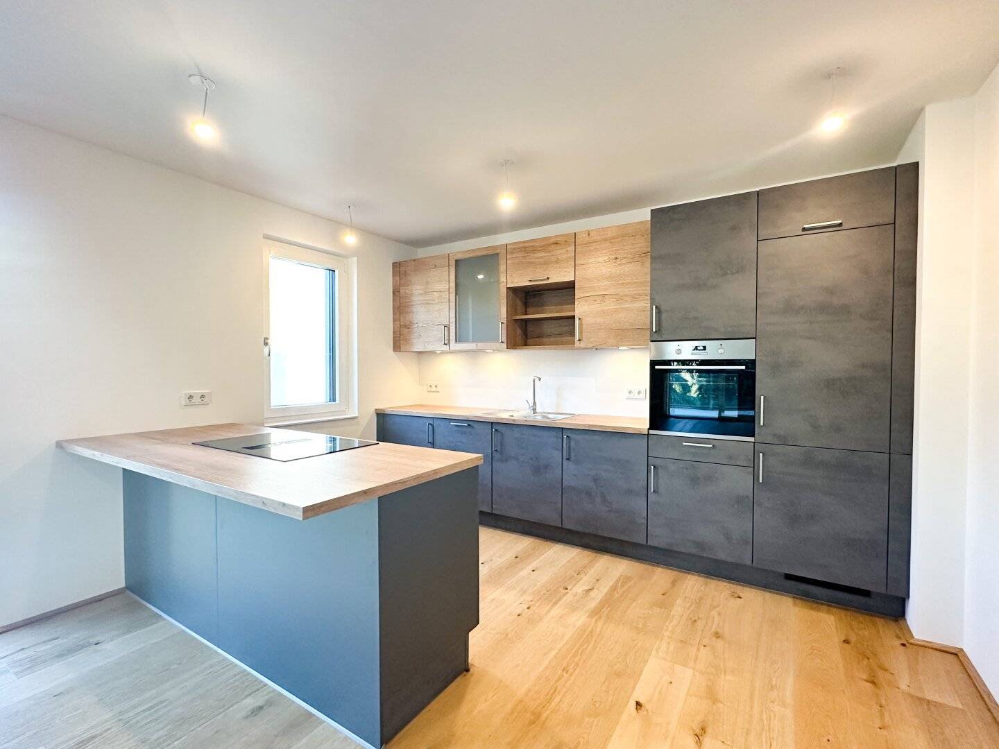 Nur 130 Meter zur U1! Charmante 2-Zimmer-Wohnung mit Balkon und Grünblick