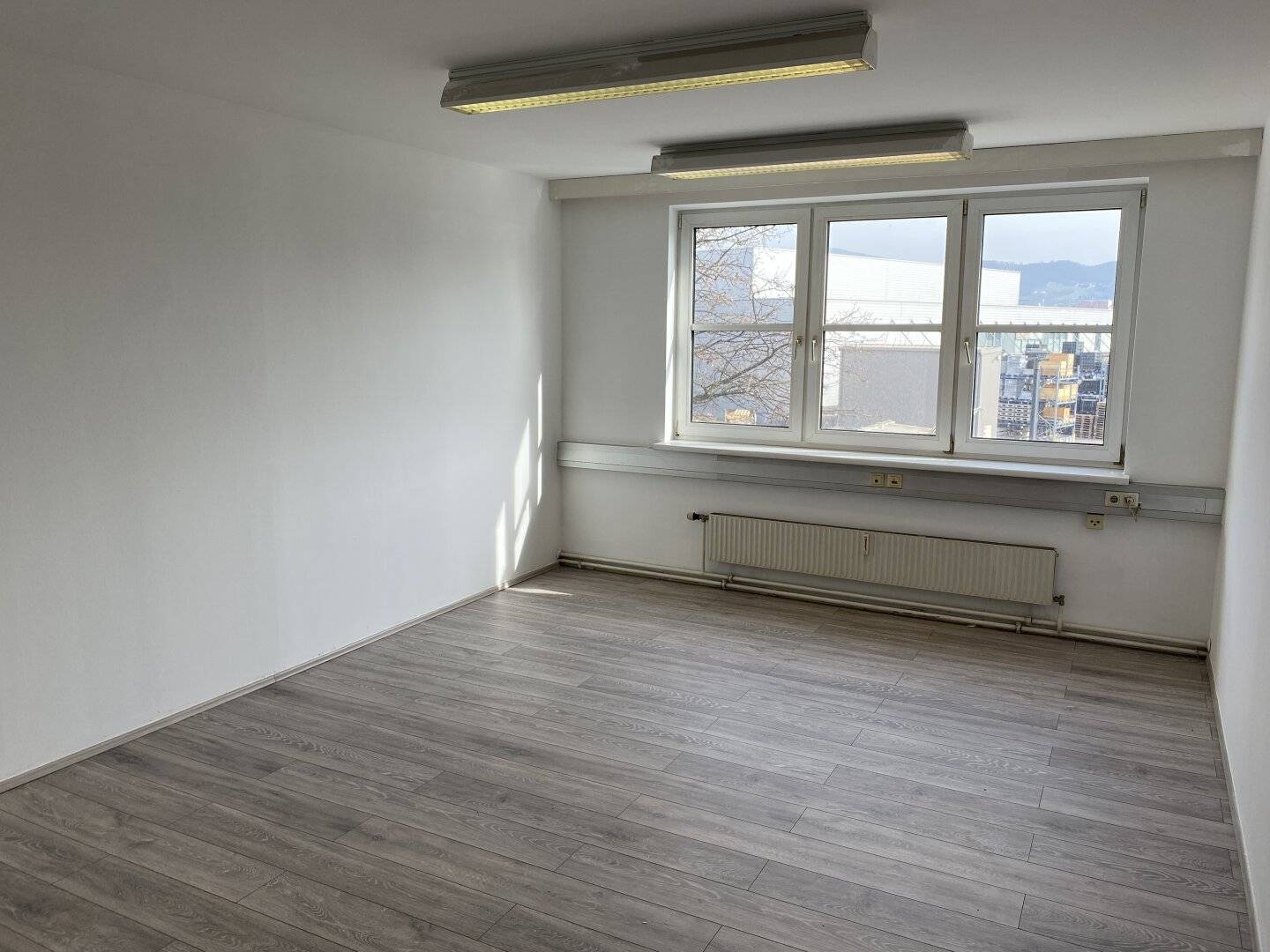 PROVISIONSFREI ZU MIETEN! Neu saniertes Büro 23 m2!