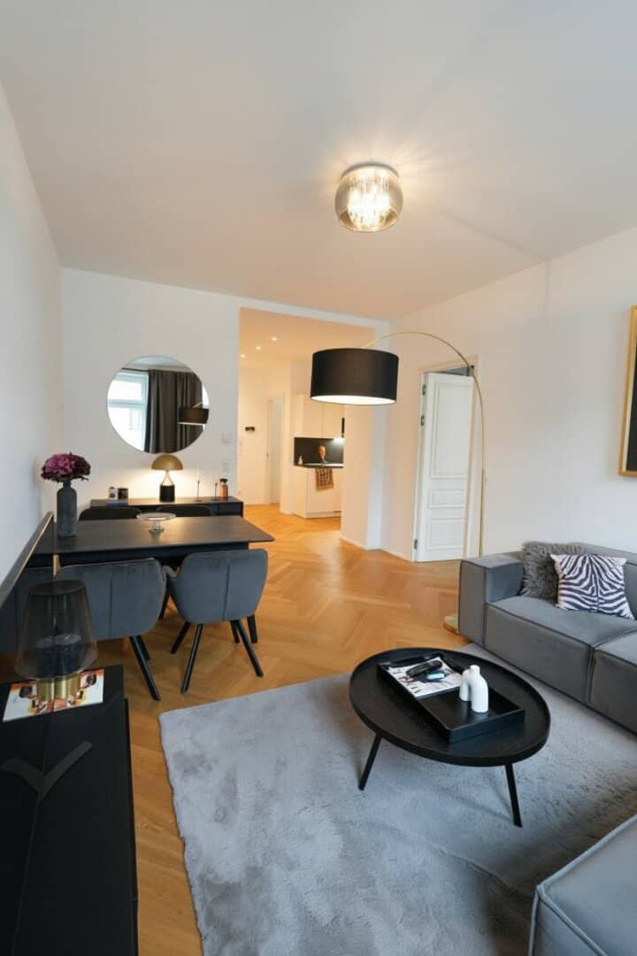 Hochwertig sanierte Altbauwohnung mit 2 Bädern im 4. OG – stilvoll & bezugsbereit