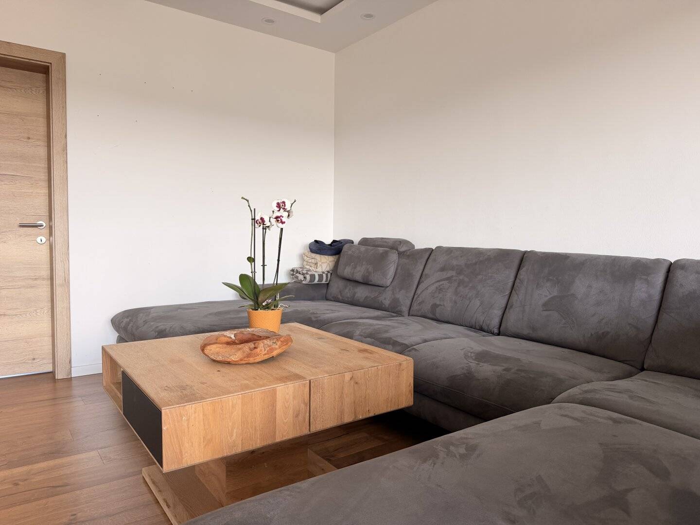 Vollsaniert & großzügig: 4-Zi Wohnung mit Loggia & Aufzug in 4600 Pernau!