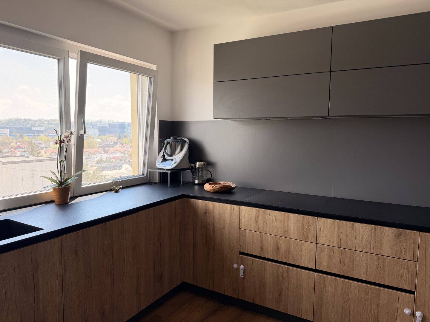Vollsaniert & großzügig: 4-Zi Wohnung mit Loggia & Aufzug in 4600 Pernau!