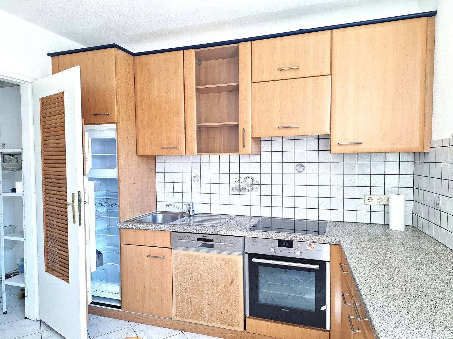 2-Zimmer-Wohnung mit großer Wohnküche auf 67 m² und großer Loggia (RBG 1971)
