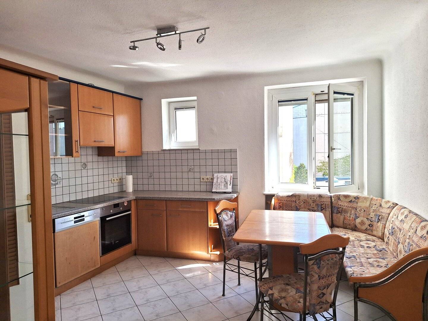 2-Zimmer-Wohnung mit großer Wohnküche auf 67 m² und großer Loggia (RBG 1971)