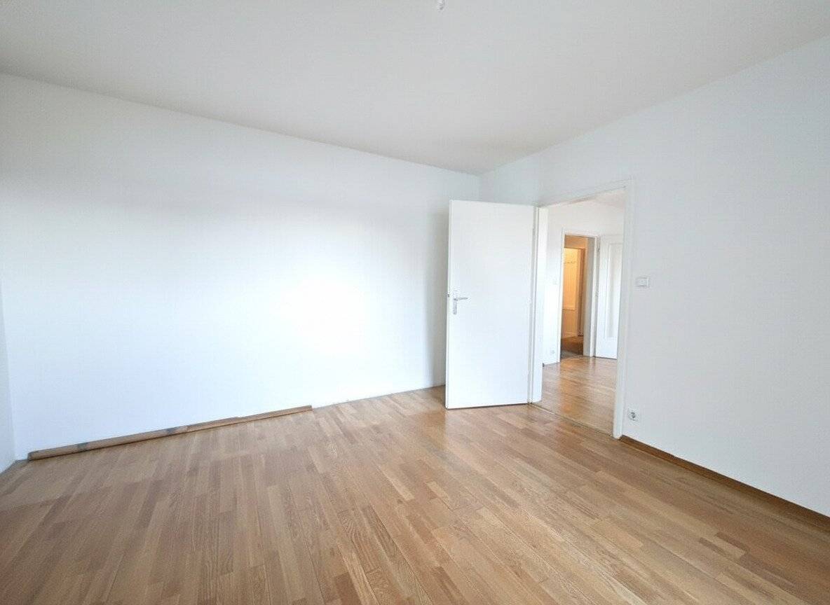 Bright top floor apartment in a quiet location in 1150 Vienna also interesting for investors