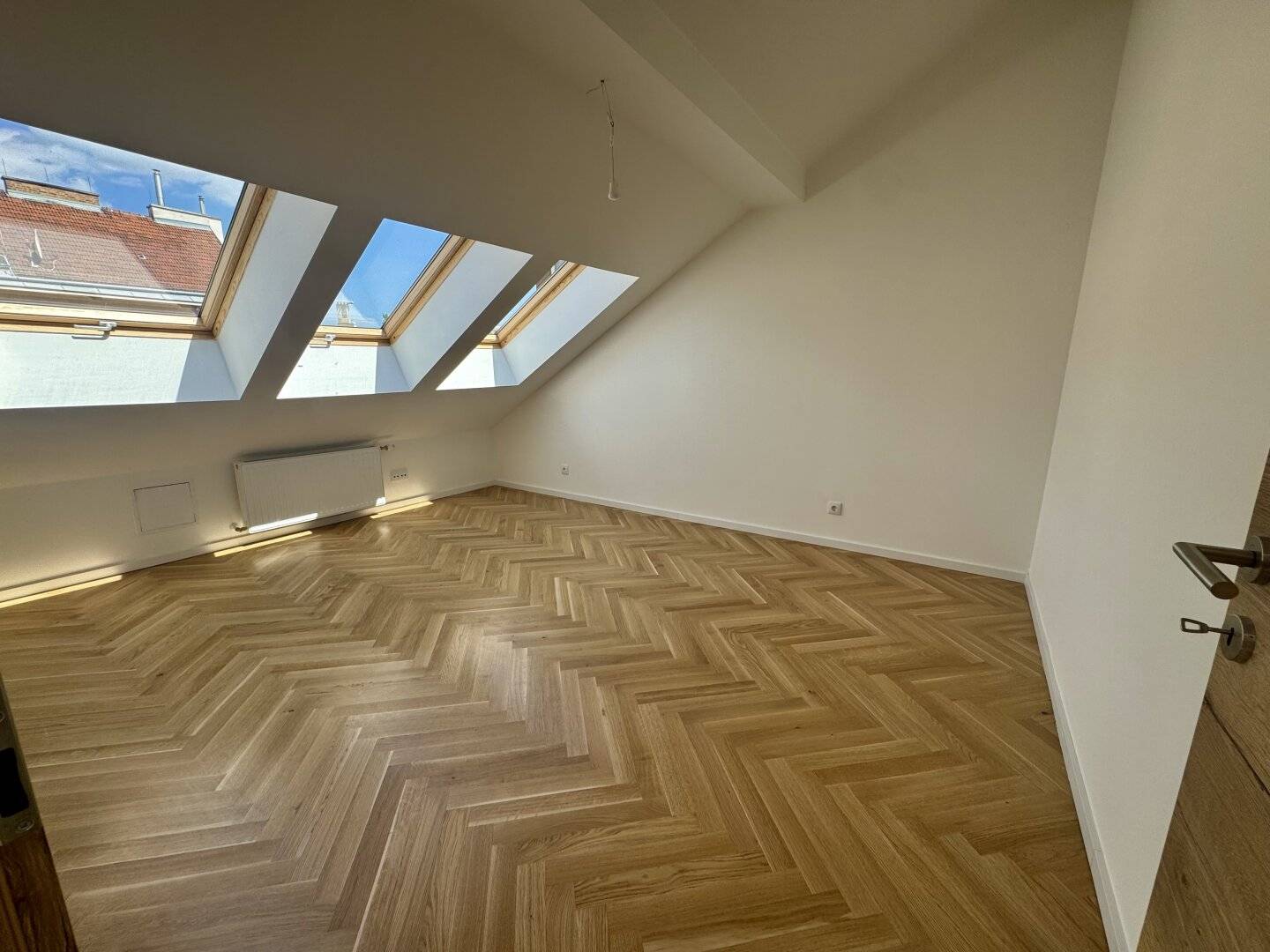 Neuwertige 4-Zi-DG-Wohnung mit Terrasse in 1210 Wien – 153m², eigener Aufzug!