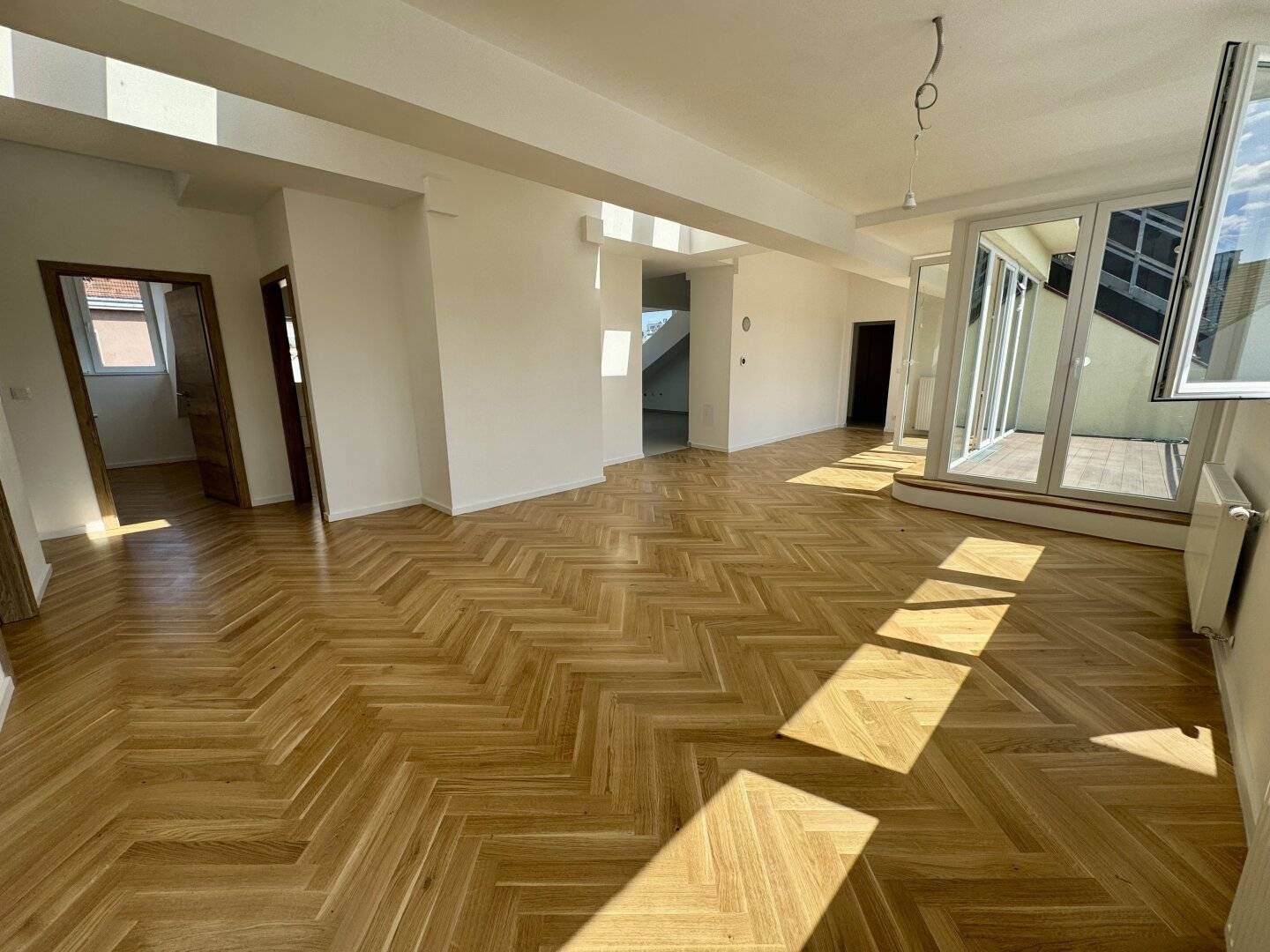 Neuwertige 4-Zi-DG-Wohnung mit Terrasse in 1210 Wien – 153m², eigener Aufzug!