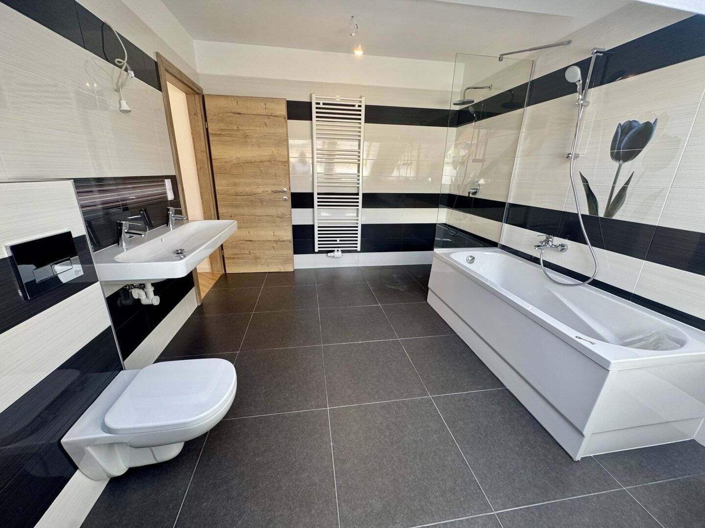 Neuwertige 4-Zi-DG-Wohnung mit Terrasse in 1210 Wien – 153m², eigener Aufzug!