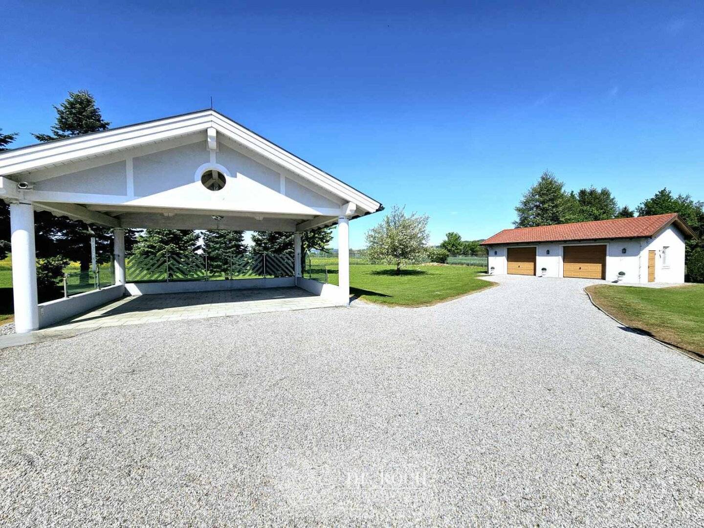 Traumhafter Landsitz im Villenstil mit Pferdeställen!