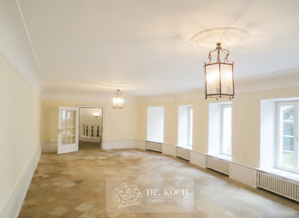 Traumhafte Gartenwohnung in barockem Stilhaus in Stockerau: 6 Zimmer, 220m²!