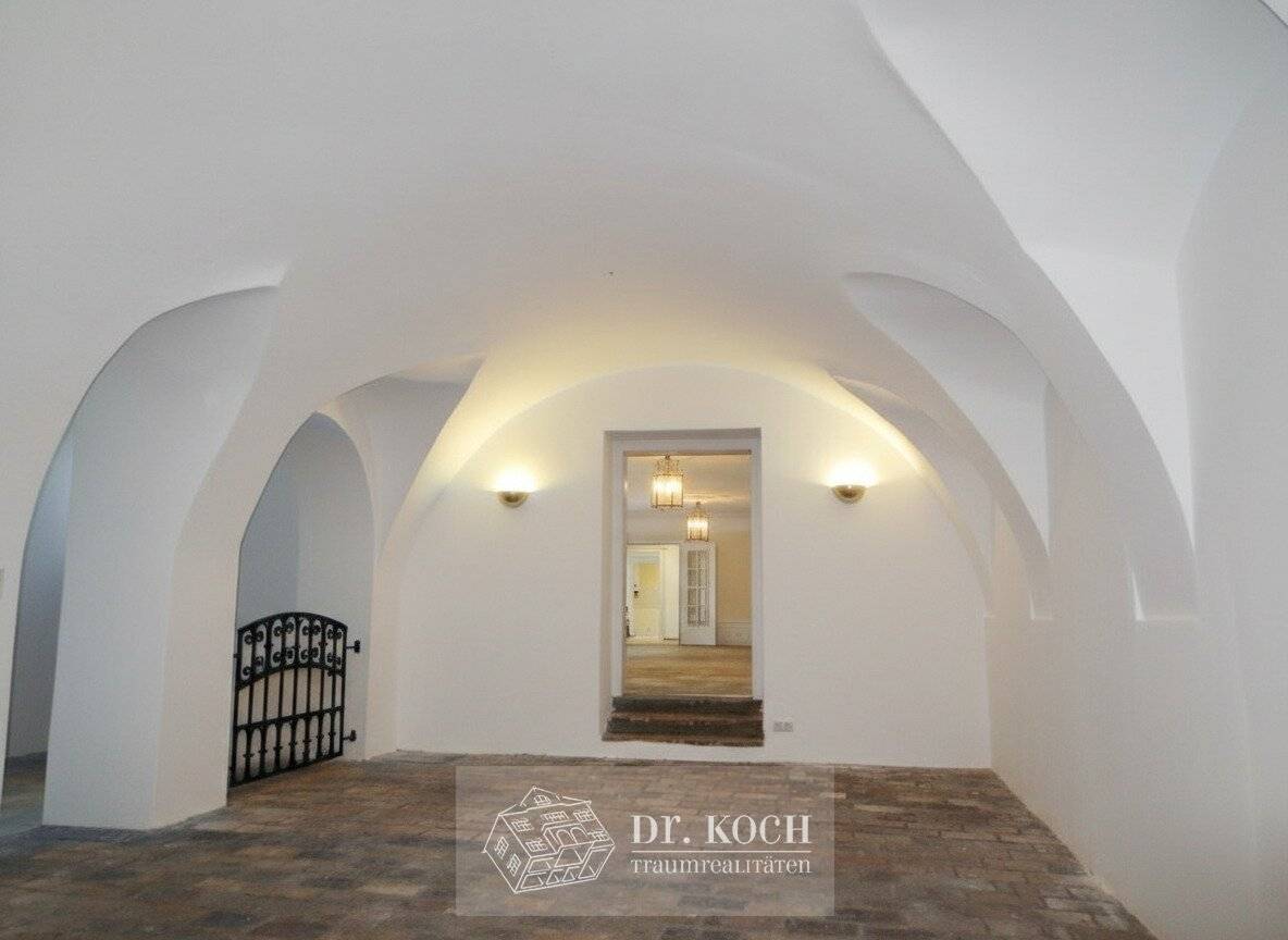 Traumhafte Gartenwohnung in barockem Stilhaus in Stockerau: 6 Zimmer, 220m²!
