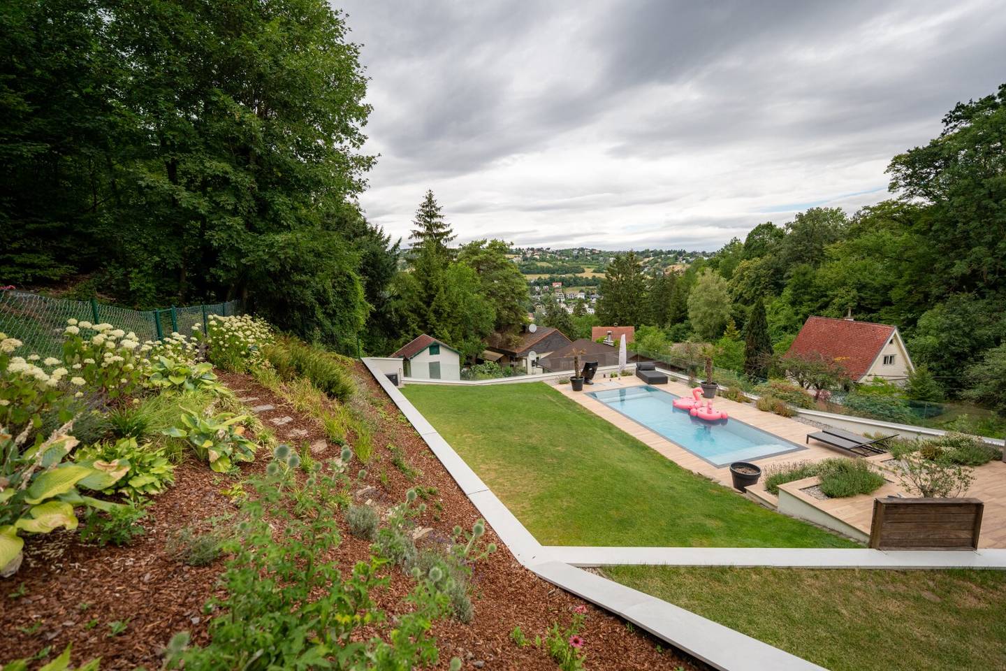Elevated Living - Moderne VILLA MIT SALZWASSERPOOL, AUFZUG & HERRLICHEM AUSBLICK