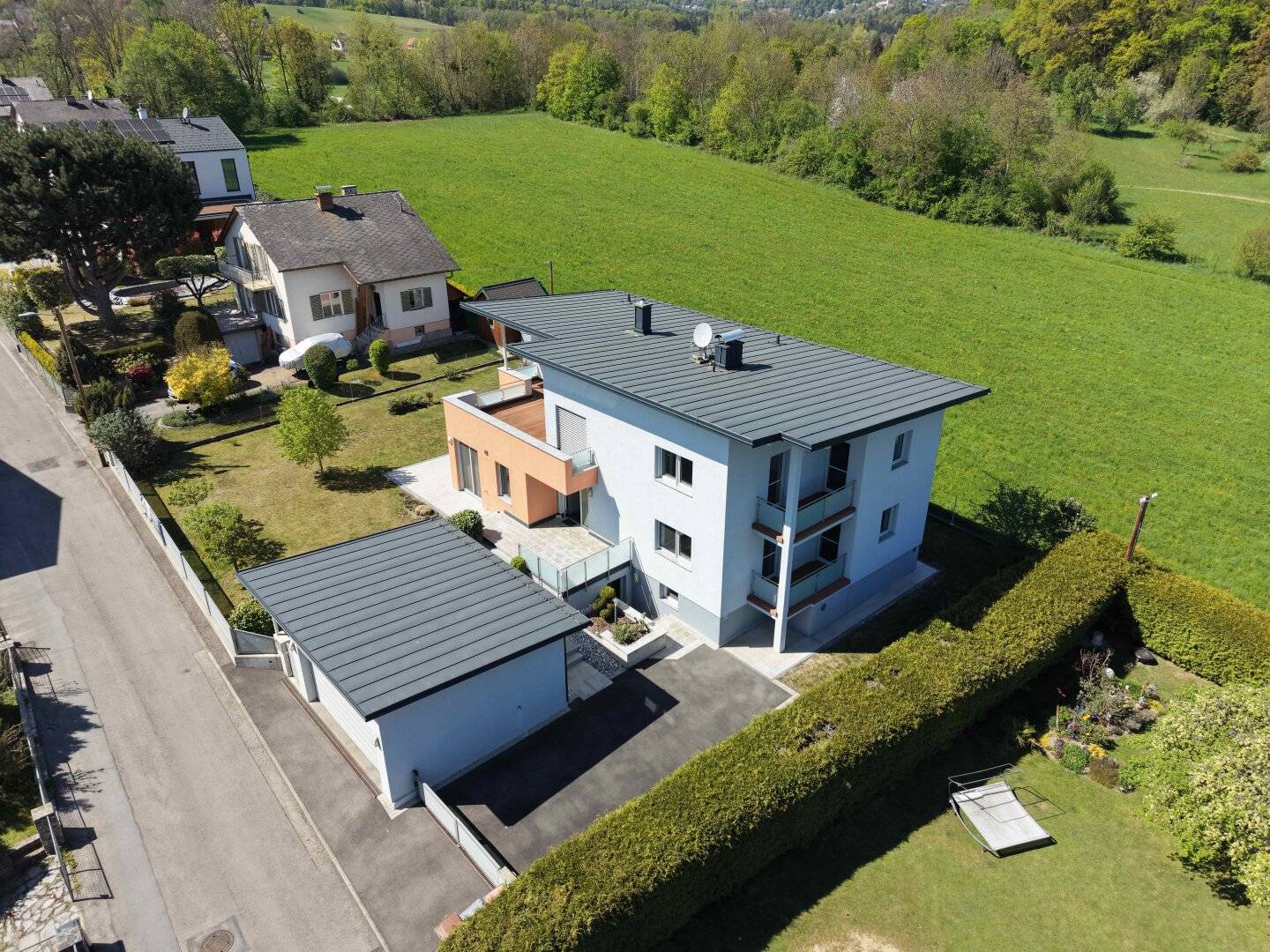 Neuwertiges Zweifamilienhaus bzw. Wohnhaus mit Büro oder Praxismöglichkeit sowie Garten in Graz – Ihr Traum vom Wohnen!