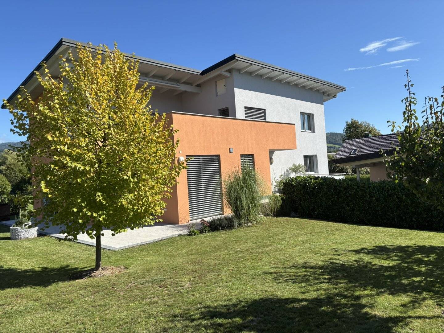 Neuwertiges Zweifamilienhaus bzw. Wohnhaus mit Büro oder Praxismöglichkeit sowie Garten in Graz – Ihr Traum vom Wohnen!