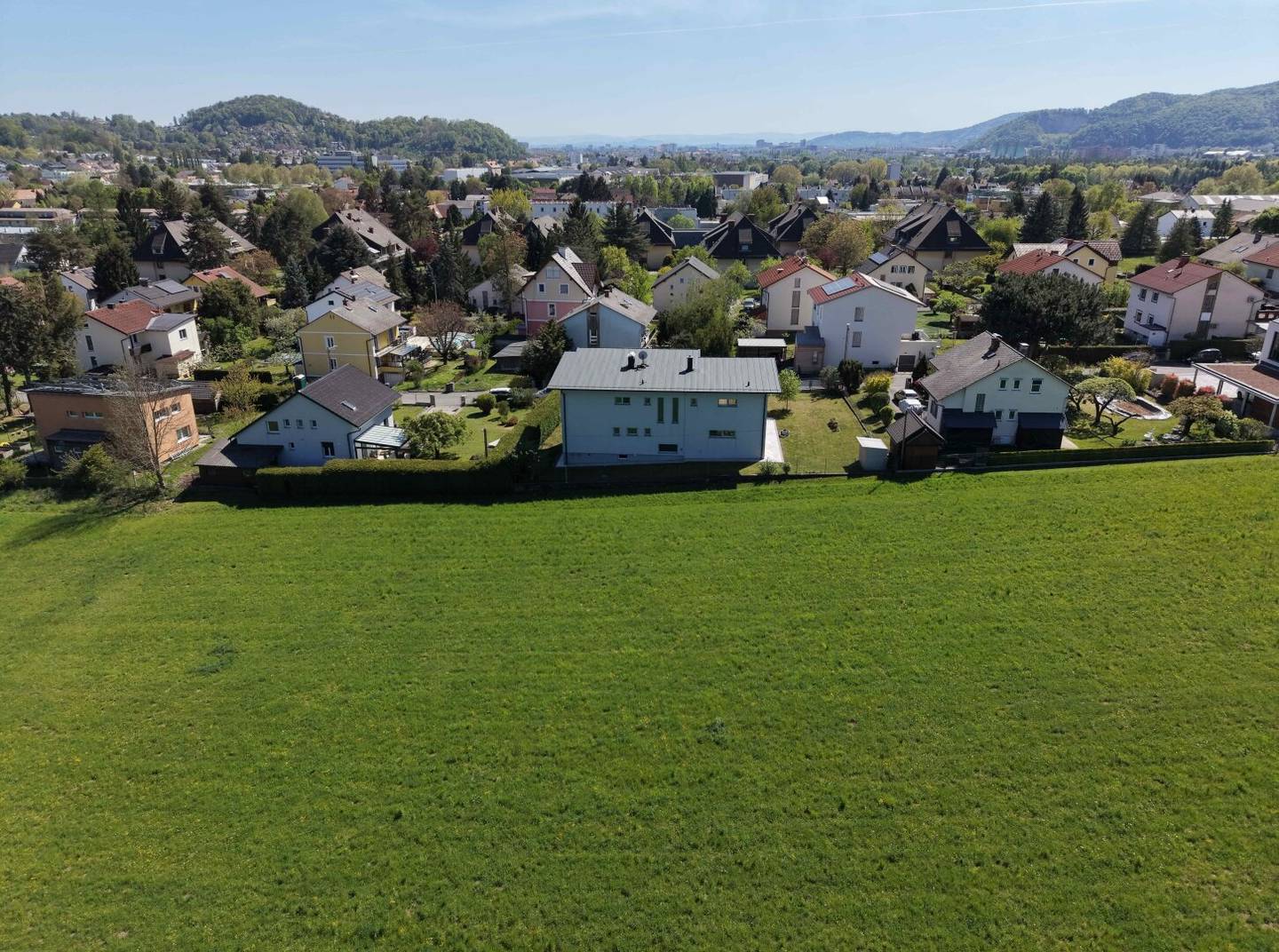 Neuwertiges Zweifamilienhaus bzw. Wohnhaus mit Büro oder Praxismöglichkeit sowie Garten in Graz – Ihr Traum vom Wohnen!