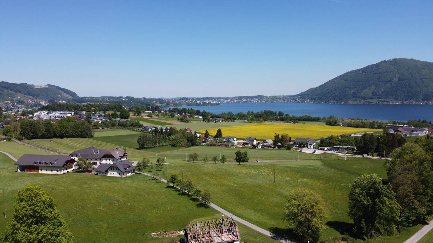 Prestige-Grundstück mit Traunsee-Panorama und Studie für eine Luxusvilla