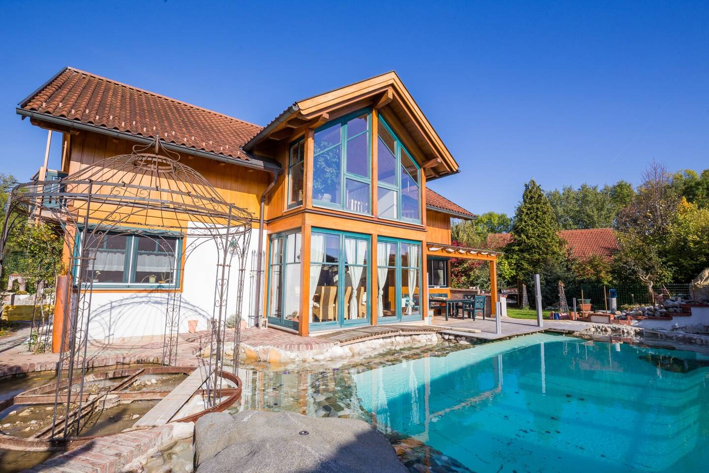 Einfamilienhaus mit Pool in ruhiger Lage
