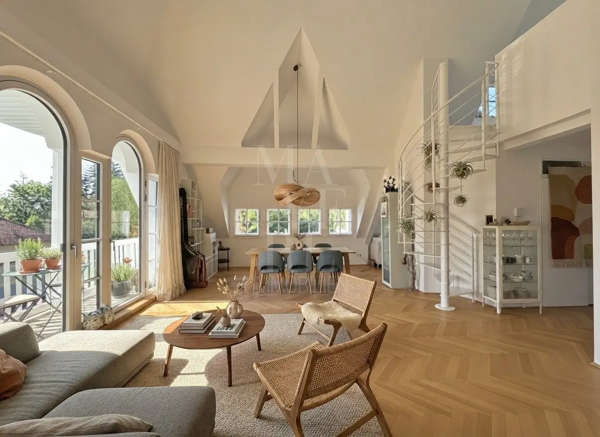 Exklusive Dachgeschosswohnung mit Rundumblick in Glanzing