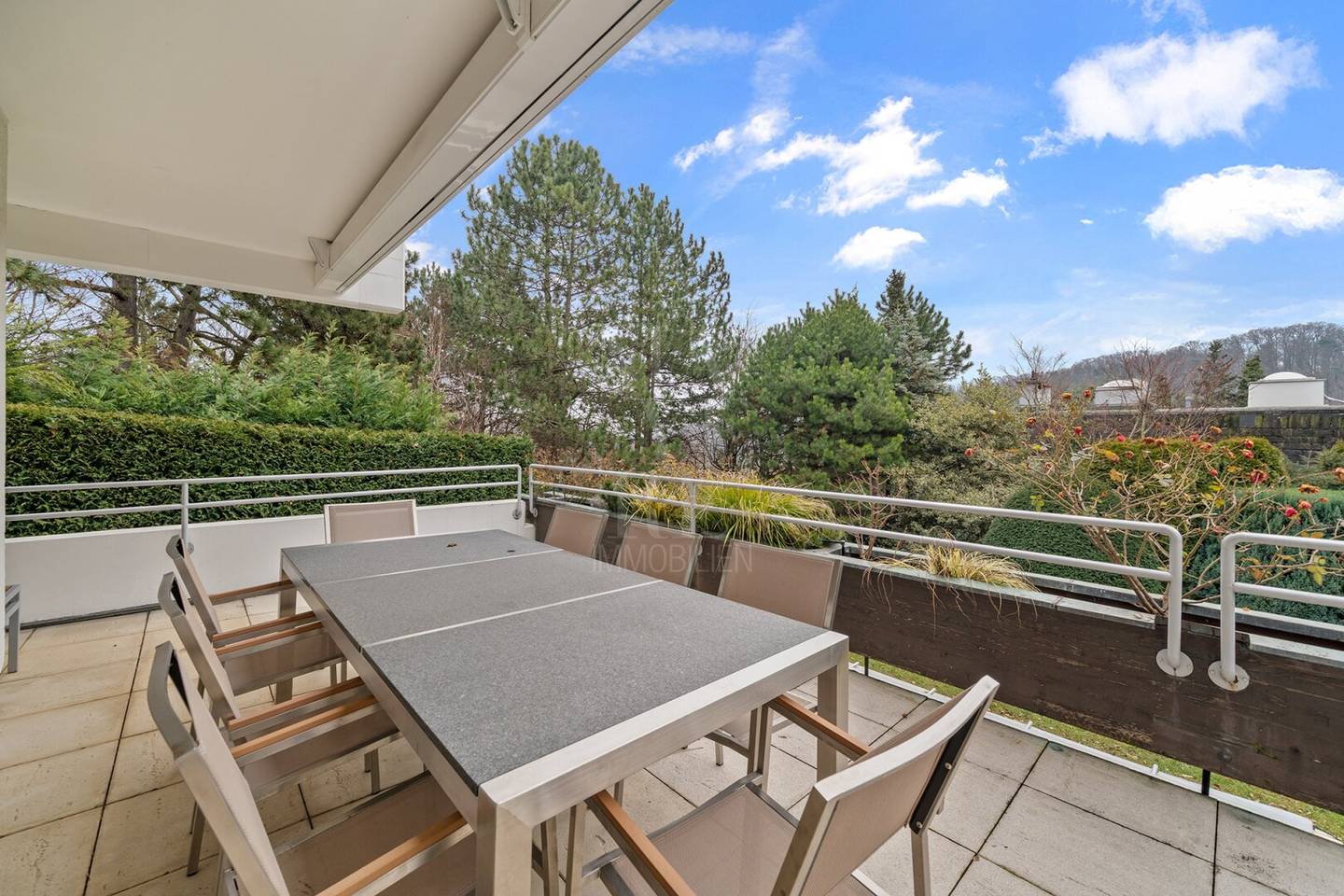 Stilvolle Garten-Maisonette mit Pool in Grünruhelage