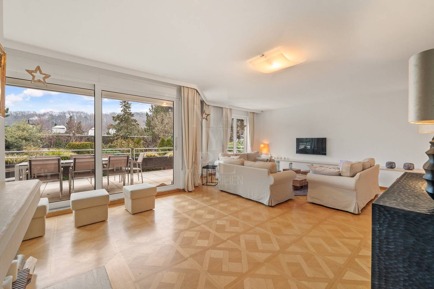 Hauscharakter - Exklusive Garten-Maisonette mit privatem Pool und eigenem Zugang