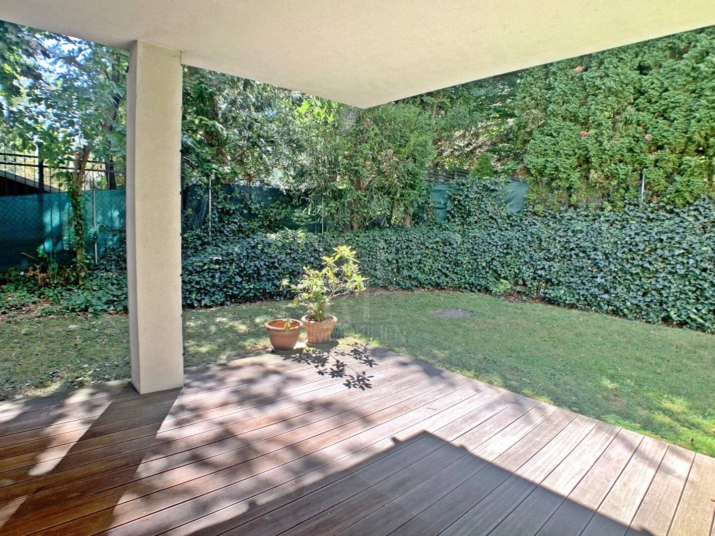 MODERNE GARTENWOHNUNG MIT 4 SCHLAFZIMMER UND GARAGE