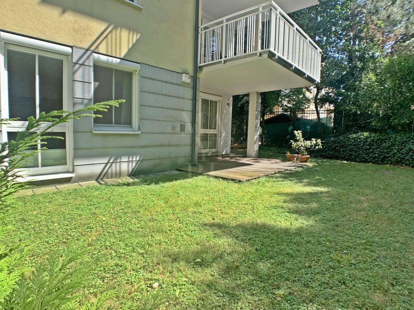 MODERNE GARTENWOHNUNG MIT 4 SCHLAFZIMMER UND GARAGE