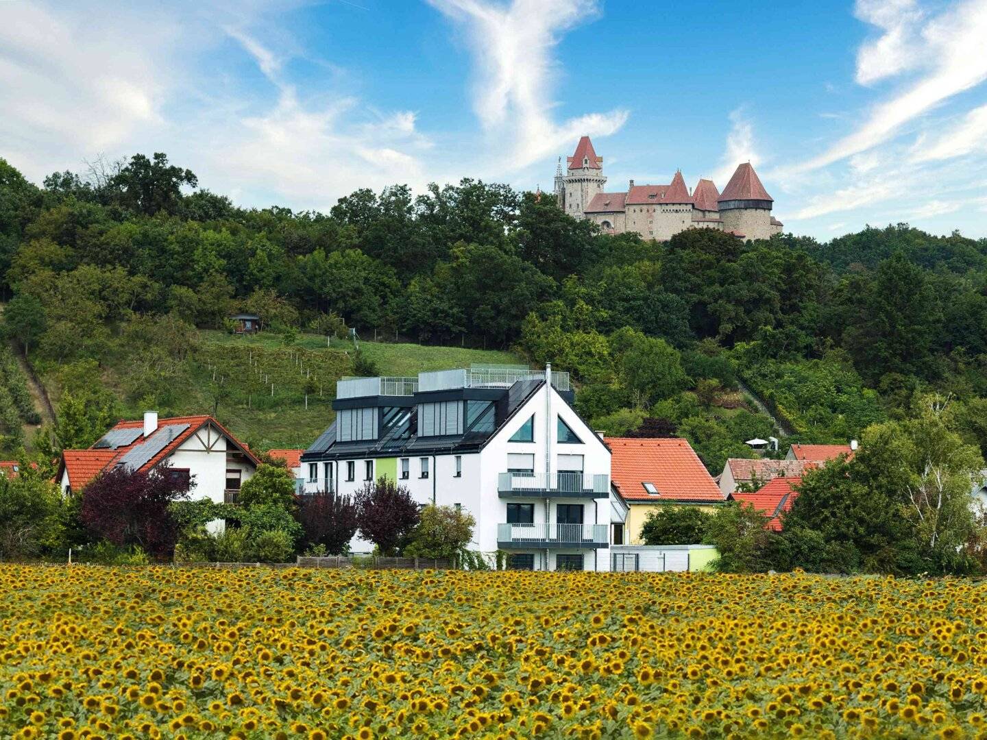 Burg Kreuzenstein // Erstbezug mit begehbarem Flachdach nahe Wien