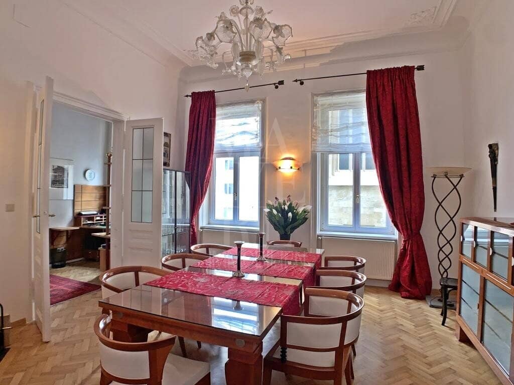 möblierte Altbauwohnung in wunderschönem Altbauhaus
