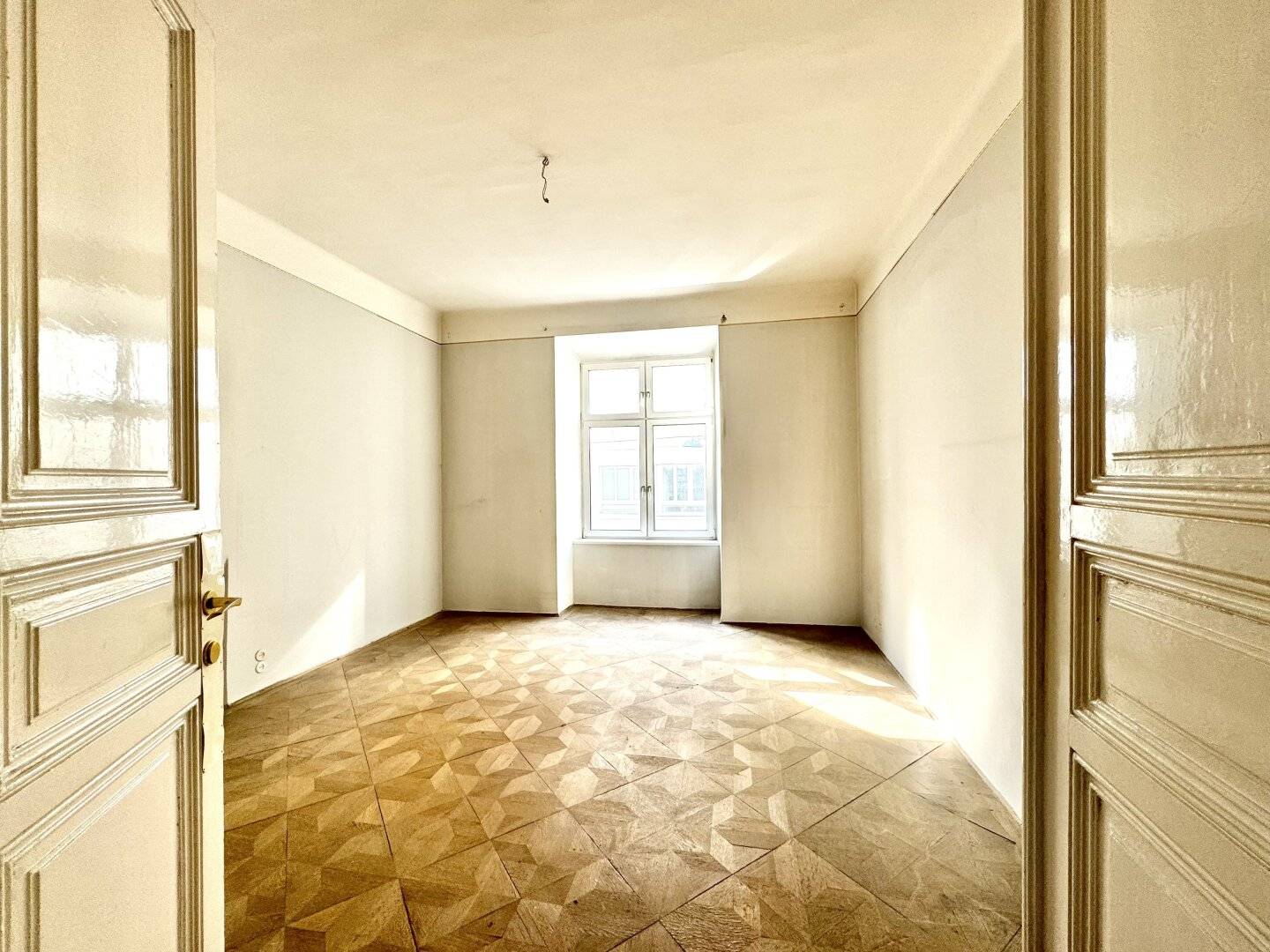 Top location in the 7th district directly at Neubaugasse! Several apartments in the building available!