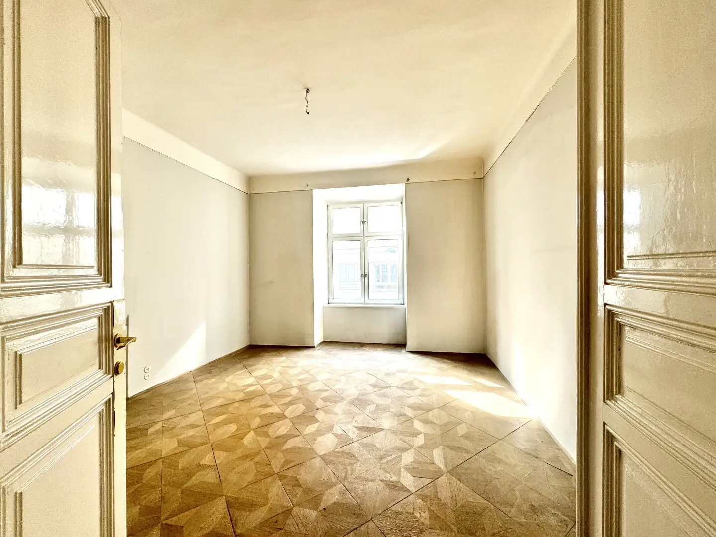 Top location in the 7th district directly at Neubaugasse! Several apartments in the building available!