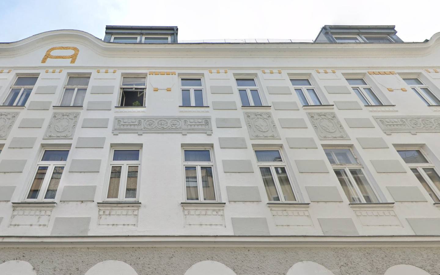 Old building apartment near Danube with lift