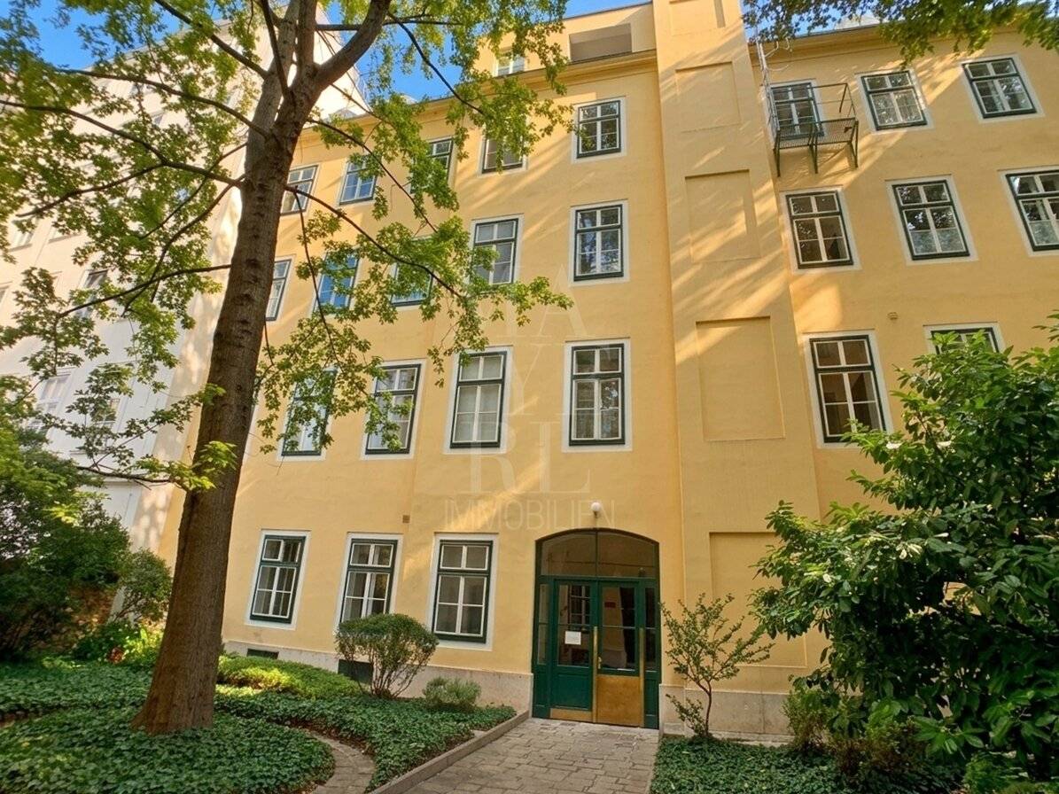 Ruhige Dachgeschosswohnung mit Klima - hinterm Rathaus