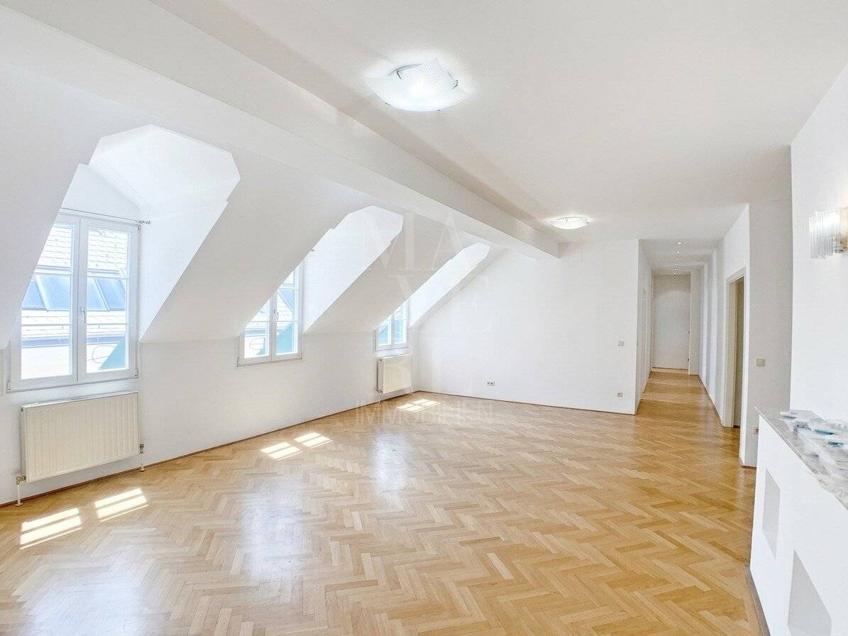Ruhige Dachgeschosswohnung mit Klima - hinterm Rathaus