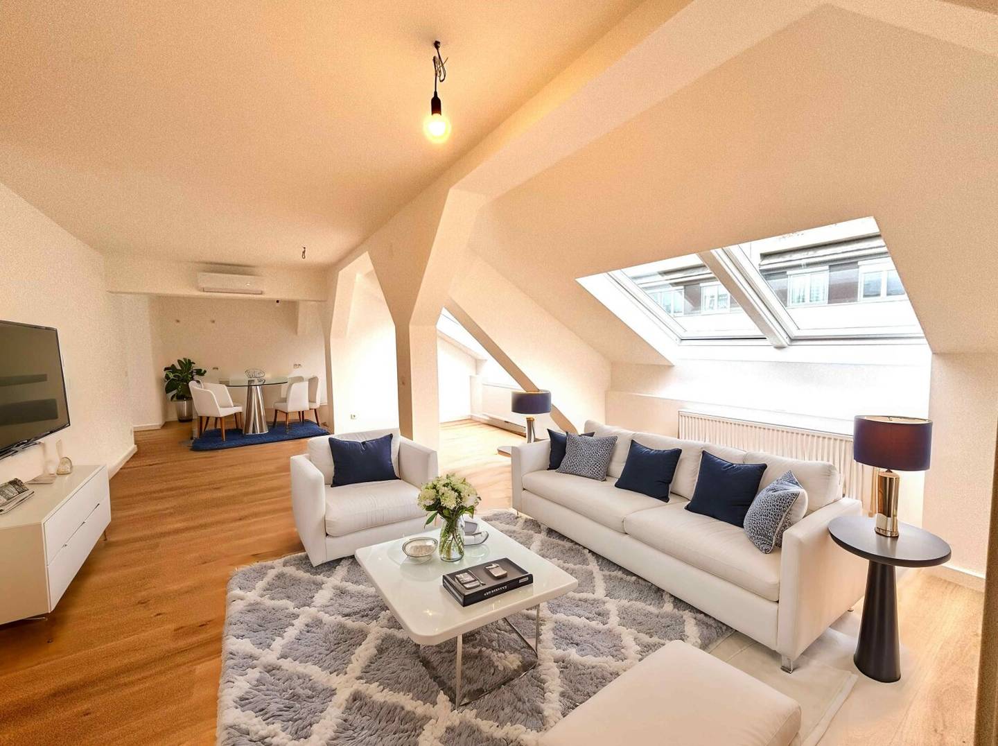 1030! Generalsaniertes, schönes 3-Zimmer DG mit Terrasse und 2 Bädern - alles auf einer Ebene!