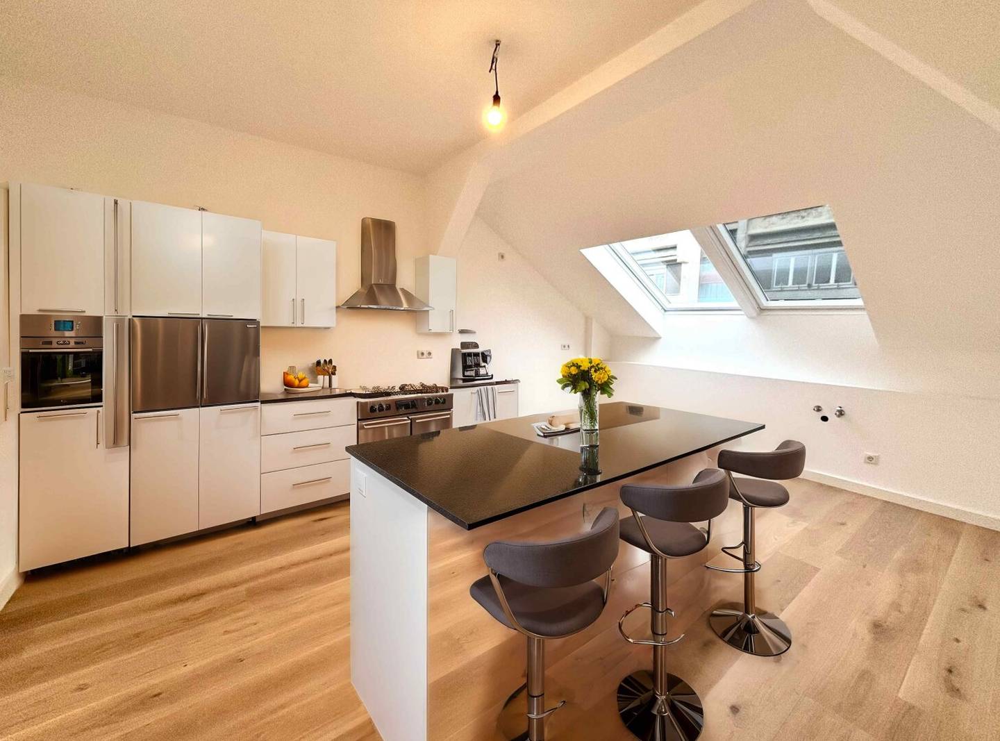 1030! Generalsaniertes, schönes 3-Zimmer DG mit Terrasse und 2 Bädern - alles auf einer Ebene!