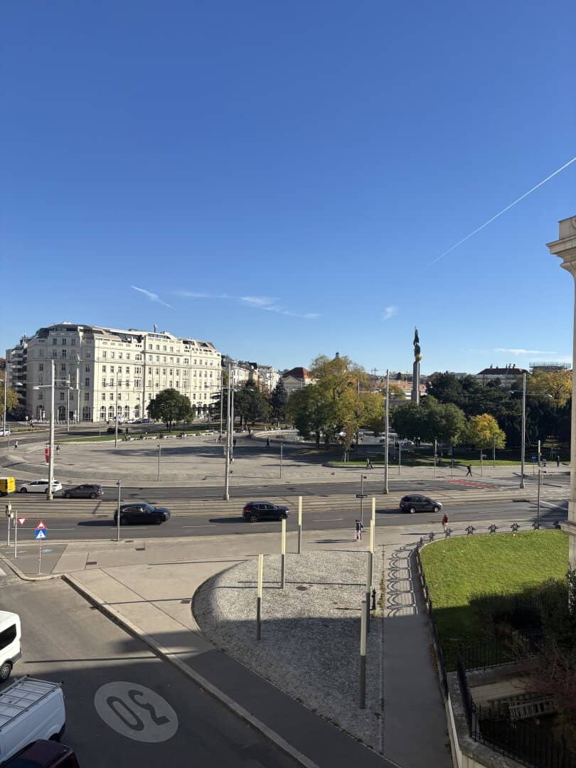1040! Schönes Altbaubüro nahe Karlsplatz – Ihre neue Geschäftsadresse in Wien-Wieden!