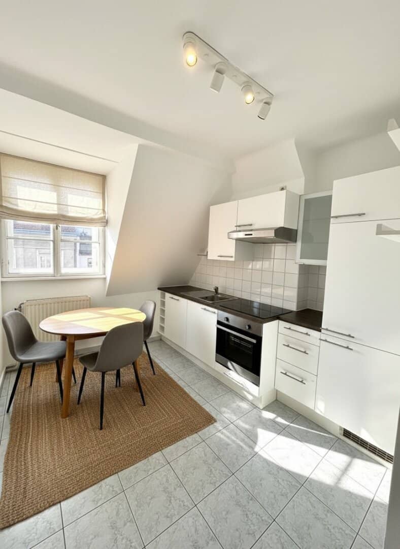 Helle Dachgeschosswohnung mit Charme nahe U3/Schweglerstraße, 1150 – perfekt für Singles & Paare!