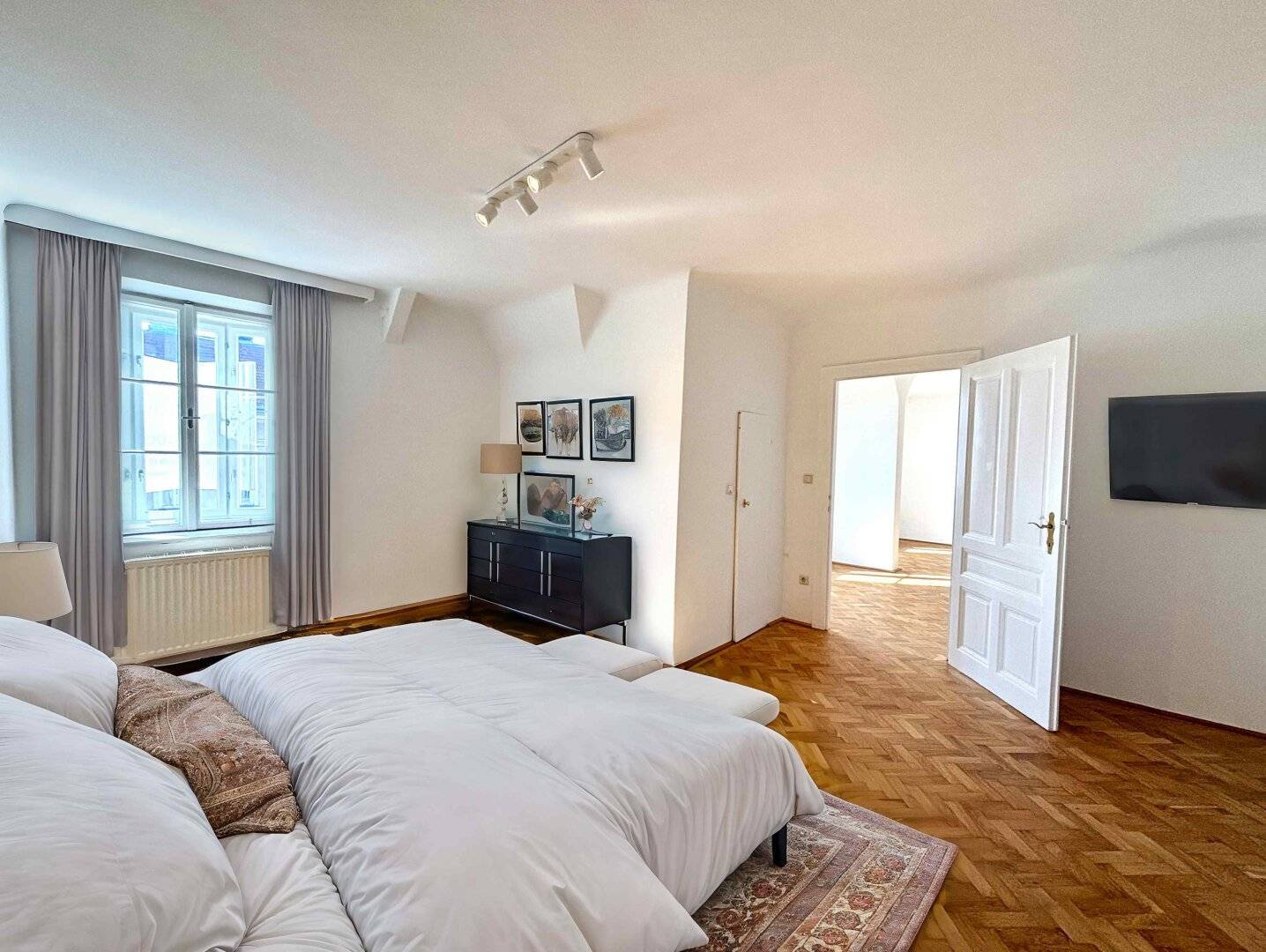 Helle Dachgeschosswohnung mit Charme nahe U3/Schweglerstraße, 1150 – perfekt für Singles & Paare!