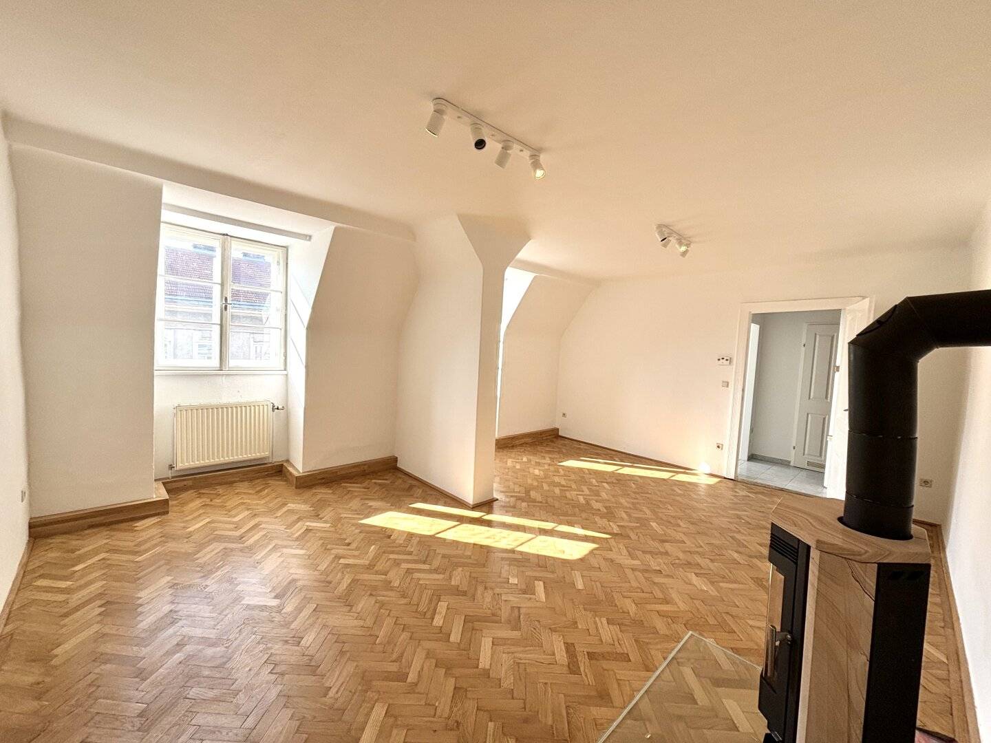 Helle Dachgeschosswohnung mit Charme nahe U3/Schweglerstraße, 1150 – perfekt für Singles & Paare!