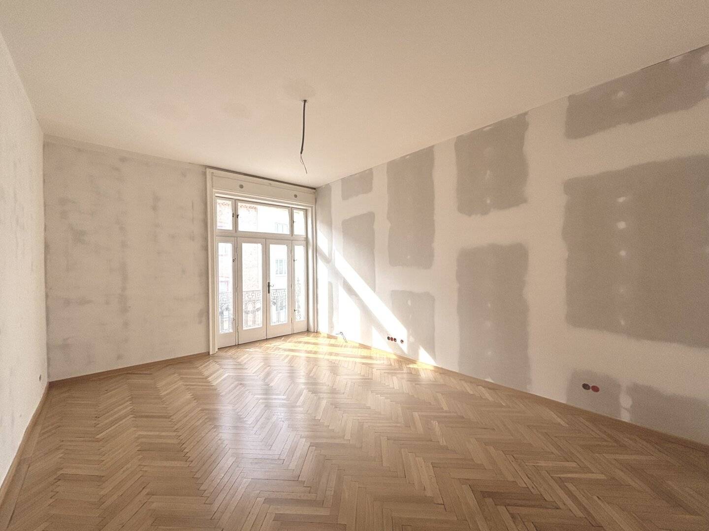 ERSTBEZUG NACH GENERALSANIERUNG: "4-Zimmer-Altbaujuwel mit zwei kleinen Balkonen - Toplage am Rudolfsplatz, 1010"
