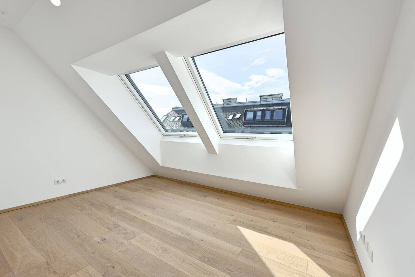 Attic duplex apartment with terrace near U4 U6
