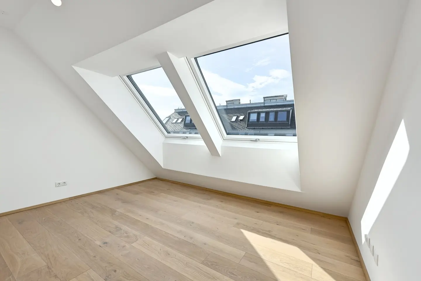 Attic duplex apartment with terrace near U4 U6