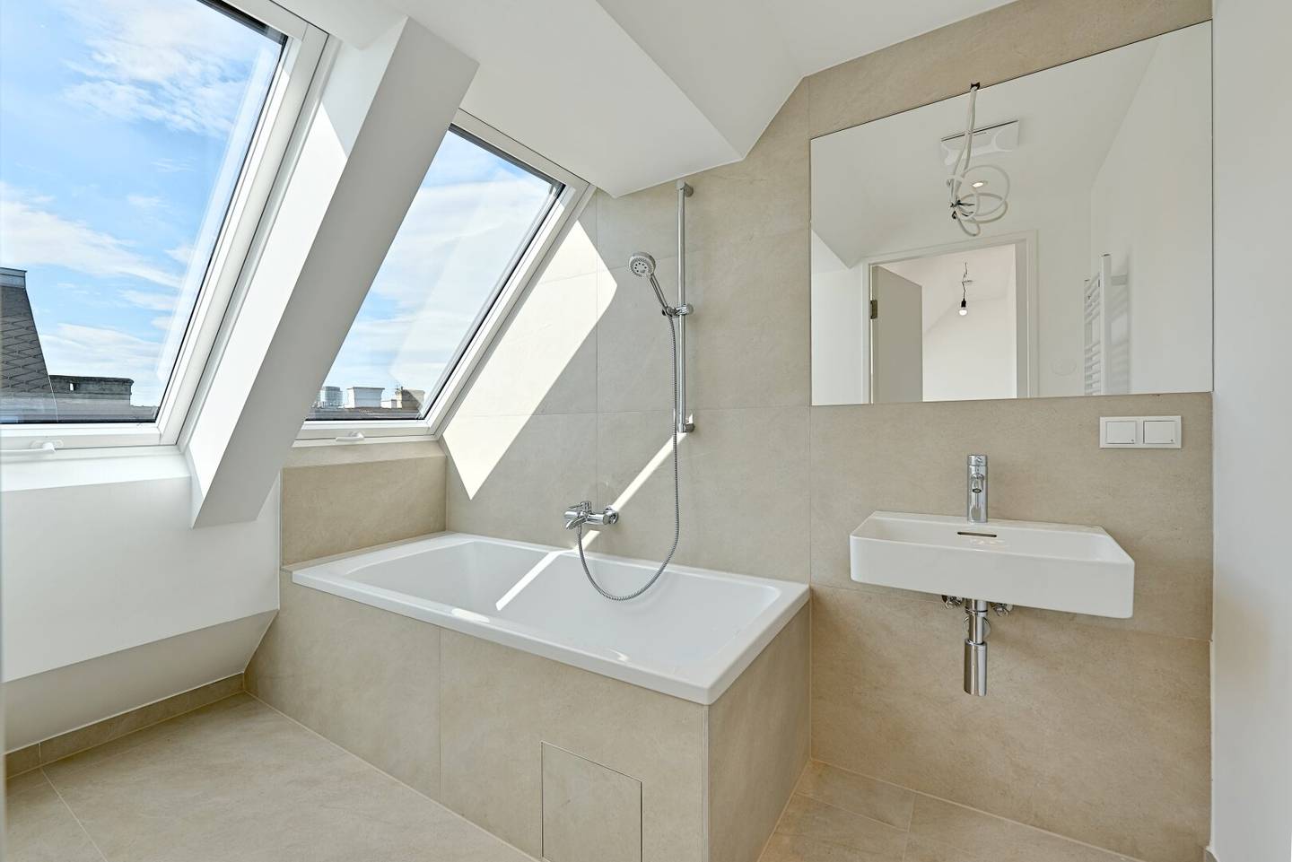 Attic duplex apartment with terrace near U4 U6