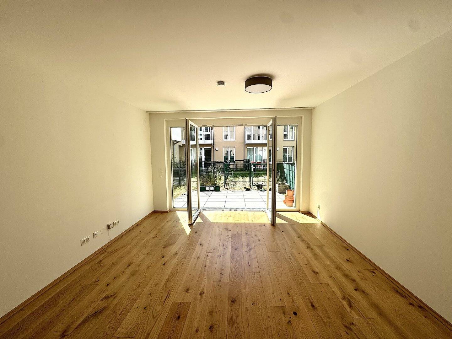 Großzügige 4 Zimmer Wohnung mit Privatgarten