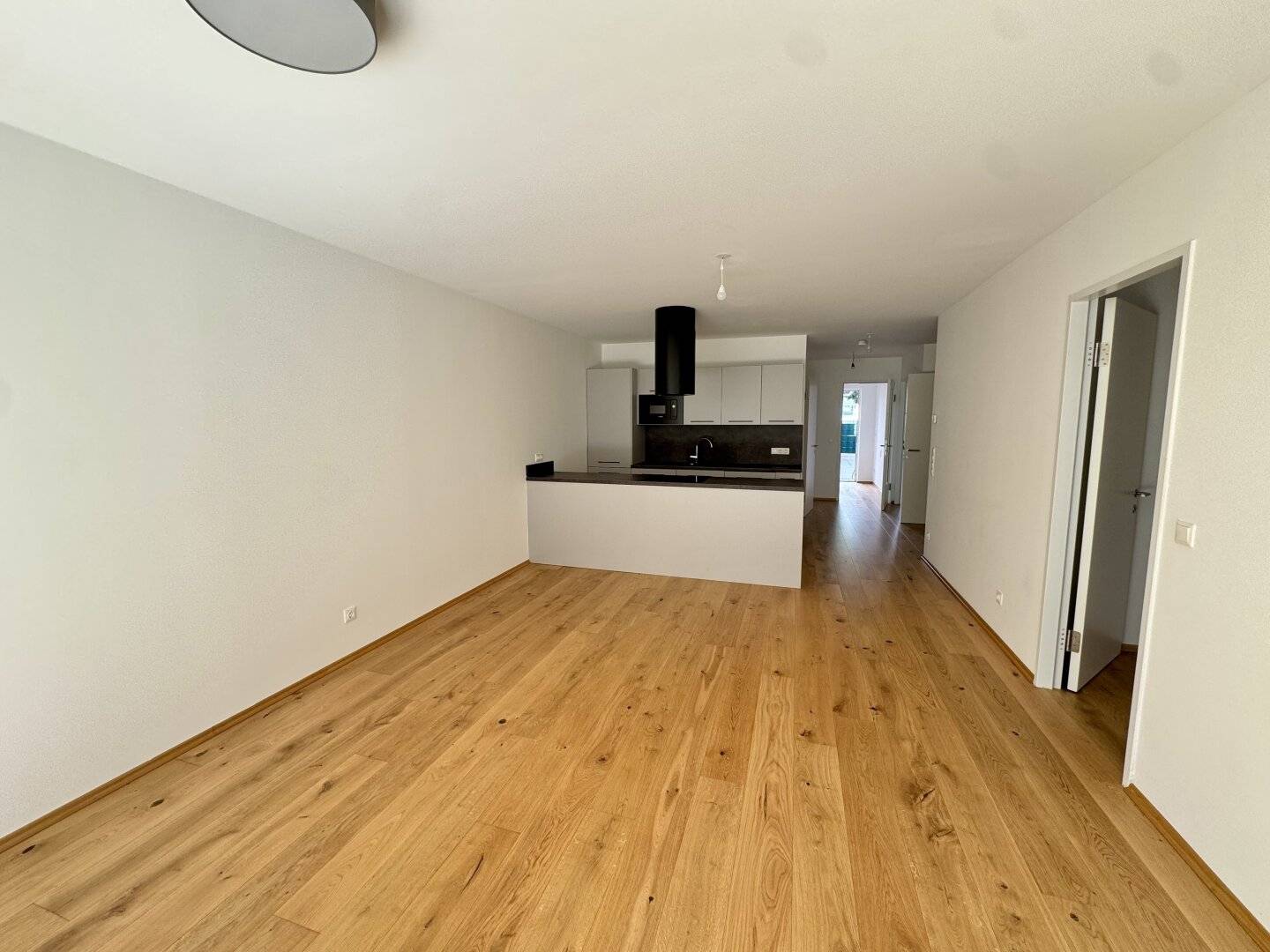 Großzügige 4 Zimmer Wohnung mit Privatgarten